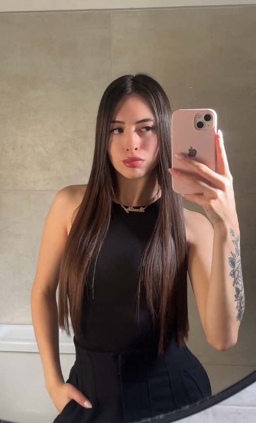 iam_valenbloom's tweet photo. Hola. I'm Val. New here. Please be kind. 🫦 https://t.co/1yPXW6sKXC