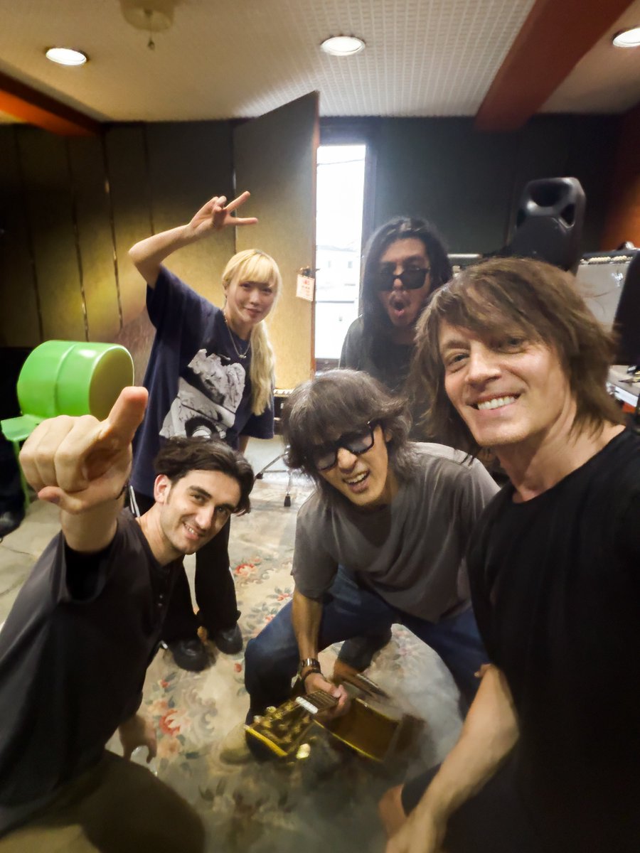 BestUltrasoul's tweet photo. 素敵な写真✨️
津山公演からの熊本で1チャンフェスという事でお疲れだと思いますが、暑さに負けず頑張ってください✊️

明日、ベースの徳ちゃんがいないらしいので、代役で「わかざえもんsan」という女性らしいですね！

シェーンの黒髪風も不思議な感じ！

#KoshiInaba
#1CHANCEFESTIVAL2026 https://t.co/zR9ItfTYOB