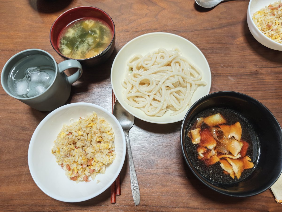 Gaoolion_'s tweet photo. 〜自認フウカへの道シリーズ〜
1枚目はリュウジのカルボナーラ
2枚目は肉汁うどんと炒飯(組み合わせ変なのは言わんといて)
カルボは結構美味かった
カルボのパスタソース買わんくていいレベル
うどんはちょっとつけ汁が濃かったかも
味自体は悪くなかった
炒飯は作りなれたいつも通りの味
ご馳走様🙏 https://t.co/32NtWEfeVh