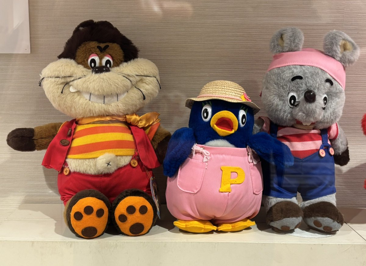 studiojapipo's tweet photo. 懐かしの1980年代の「にこにこ・ぷん」「ぶんぶんタイム」のぬいぐるみが展示されています

とてもきれいに保管してくださっています。ほかにもたくさんの、かわいいぬいぐるみがあって、あの頃にもどれます。しかも無料で見学できます。どうぞ、懐かしのぬいぐるみをご覧ください。

＃にこにこぷん　＃ぬいぐるみ　＃ぶんぶんタイム　＃よしとく　＃吉徳