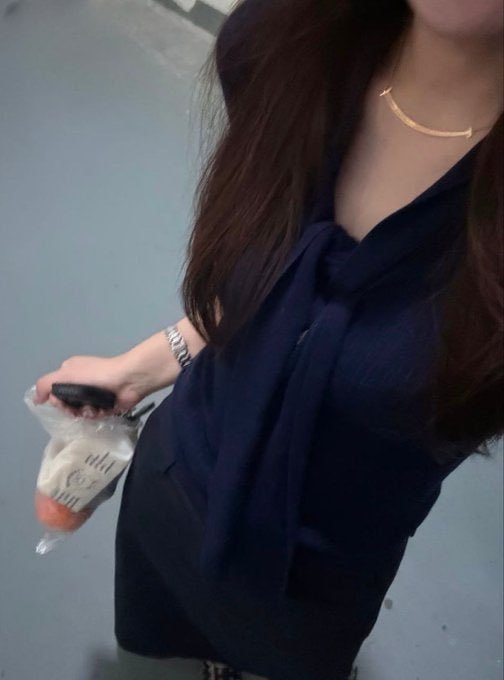 amy10ys7's tweet photo. 90后体制内老师，未婚，中秋节快乐，这是我第一次翻墙在x分享自己正面自拍会有人欣赏吗？

有刚翻墙出来的朋友吗？交个朋友  是本人！不是别人哈！

#老师  #交友 https://t.co/GW1jsyKSXN