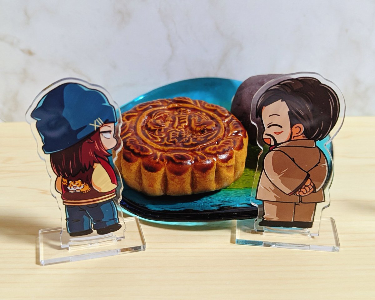 mozuc_1's tweet photo. 月餅と月見団子食べました🎑
これでファミリーも円満！3人まるっと円満です、良かった〜🐯🐅🐅

「十二仔、これどこで買ったの」
「ファミマです」
「コンビニかぁ〜」
コンビニのレジ前月餅です🏪
来年は本格的な月餅食べたいもんですね https://t.co/0a83kfbm6e