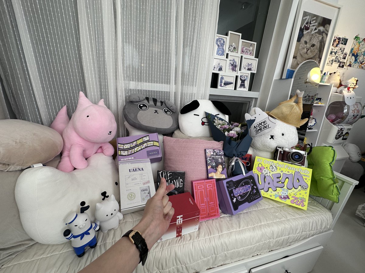 dearheena's tweet photo. 근데 이 사진 너무 충격적이다 ㅋㅋㅋㅋㅋㅋㅋㅋㅋㅋ 그니까 이게 아이유언니가 직접 유애나분의 집에 가서 덕질템 인증샷을 찍었다는 거잖아요 ㅋㅋㅋㅋㅋㅋㅋ https://t.co/Wz1kIQR2ZU