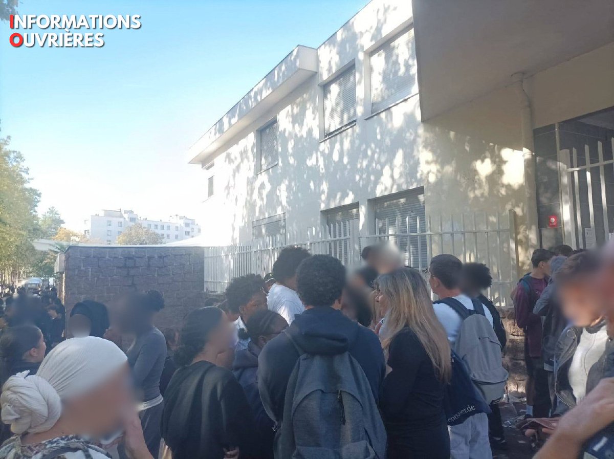 InfosOuvrieres's tweet photo. 🚨 Depuis ce matin, plusieurs centaines de lycéens d'Île-de-France se mobilisent contre leurs conditions d'études comme c'est le cas à St Denis. 
La réponse du gouvernement et de la région est immédiate : on envoie les forces de l'ordre pour réprimer. De nombreux parents d'élèves, personnels et élus LFI sont présents pour soutenir la mobilisation des élèves.