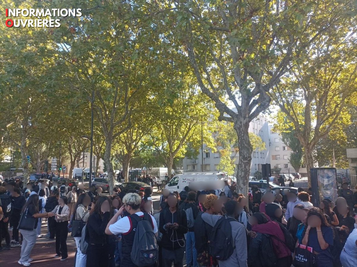 InfosOuvrieres's tweet photo. 🚨 Depuis ce matin, plusieurs centaines de lycéens d'Île-de-France se mobilisent contre leurs conditions d'études comme c'est le cas à St Denis. 
La réponse du gouvernement et de la région est immédiate : on envoie les forces de l'ordre pour réprimer. De nombreux parents d'élèves, personnels et élus LFI sont présents pour soutenir la mobilisation des élèves.