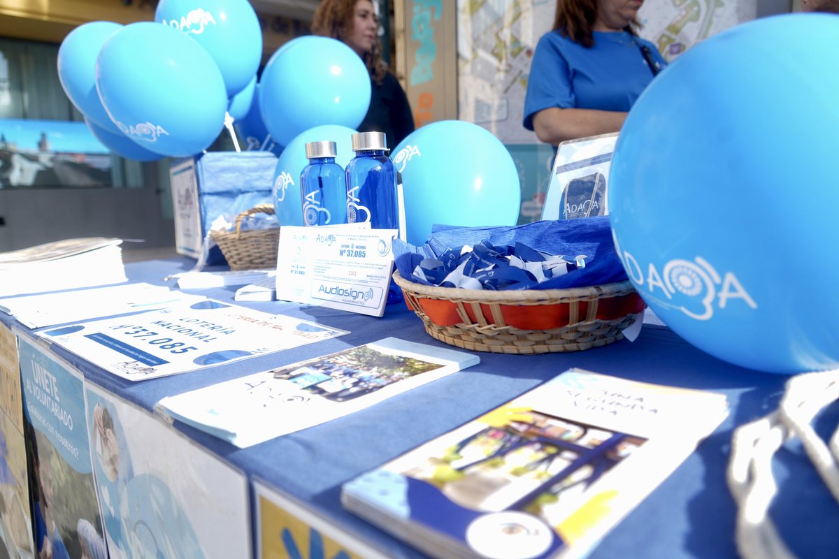 aytodebadajoz's tweet photo. Hoy hemos querido sumarnos al compromiso de #Adaba y #FIAPAS con la lectura de su manifiesto en el Salón de Plenos y el despliegue de la lona en el balcón del Ayuntamiento.

Además, durante la jornada cuentan con una mesa informativa en la Plaza de España.

Un gesto para visibilizar, sensibilizar y seguir avanzando hacia una sociedad más accesible e inclusiva.

Derecho a oír sin discriminación.