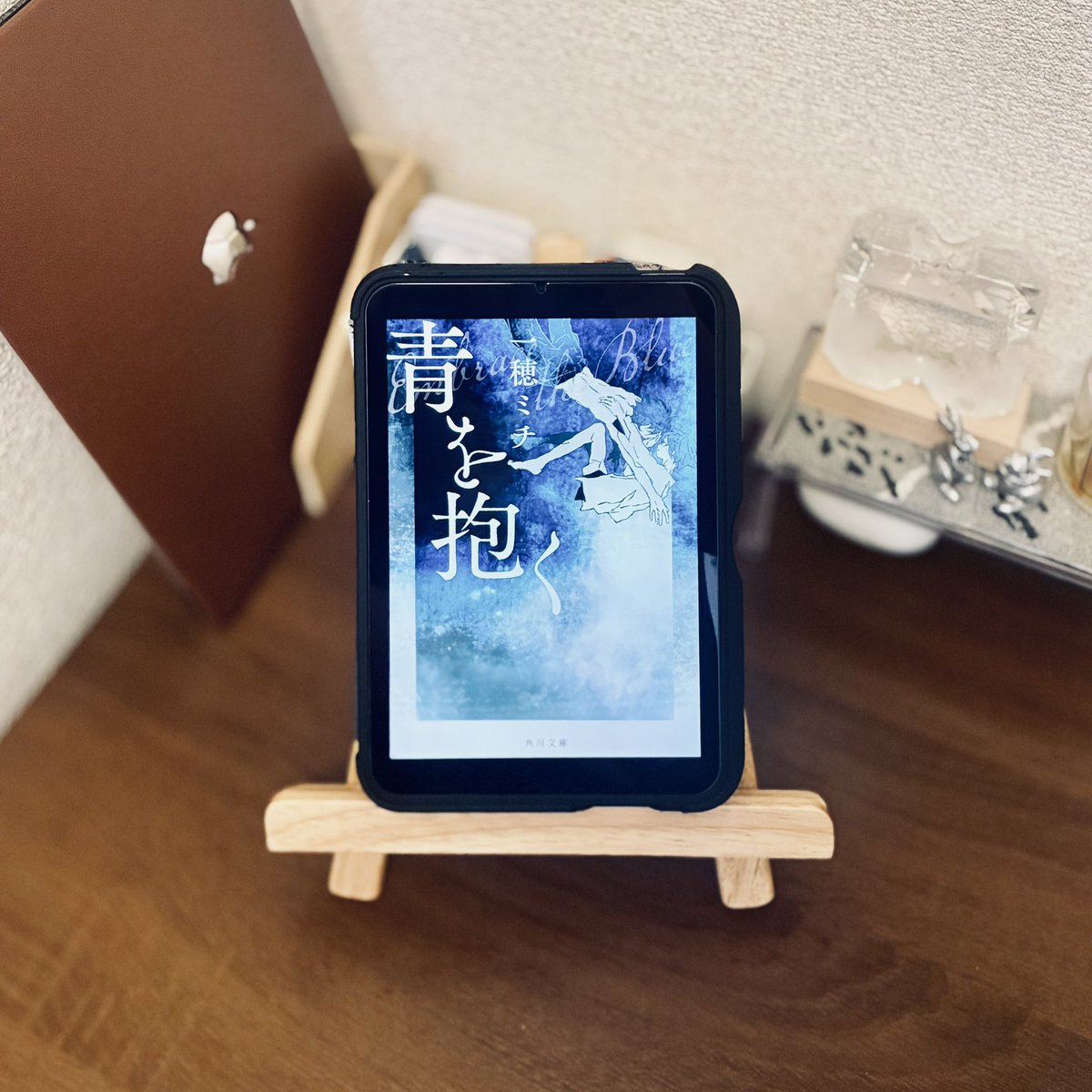 naco___book's tweet photo. 【読了】青を抱く

実態のない“青”を追いかけているような、どこまでも透き通ったお話でした。

知らないうちに知らないところが繋がっていて、知るきっかけがあるかどうかは流れ次第なのかも。それとも、運命ってあるのかな。
惹かれ合うのも必然だったのかな。

#読了
#読書好きな人とつながりたい https://t.co/JuMTqgEGNh