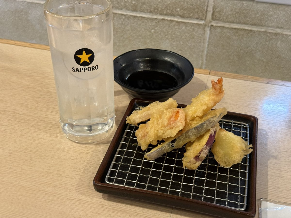 yonye's tweet photo. 上野には随分昔から通うかのように遊びに行ってるけど、まだまだ入った事のない店は多いよねという事で新規開拓。
今日は天ぷら居酒屋のかっちゃんに入った。土日はいつも混んでて入れないけど、平日の今日なら余裕。せんべろセットは飲み物4杯の飲み特化仕様。揚げたての天ぷらが美味い。とりあえず手軽に酔いたいならここは良いな。