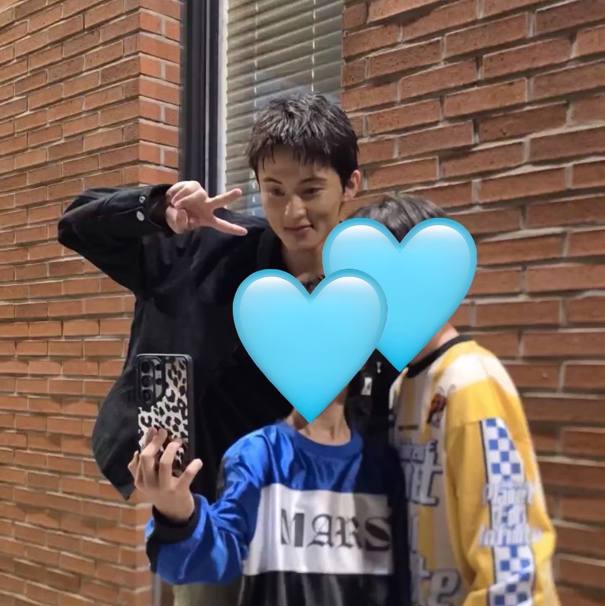 99leemark0802's tweet photo. 아이랑 셀카 찍고 안아주는 마크 🐯🩵 https://t.co/BHFFxInrm2