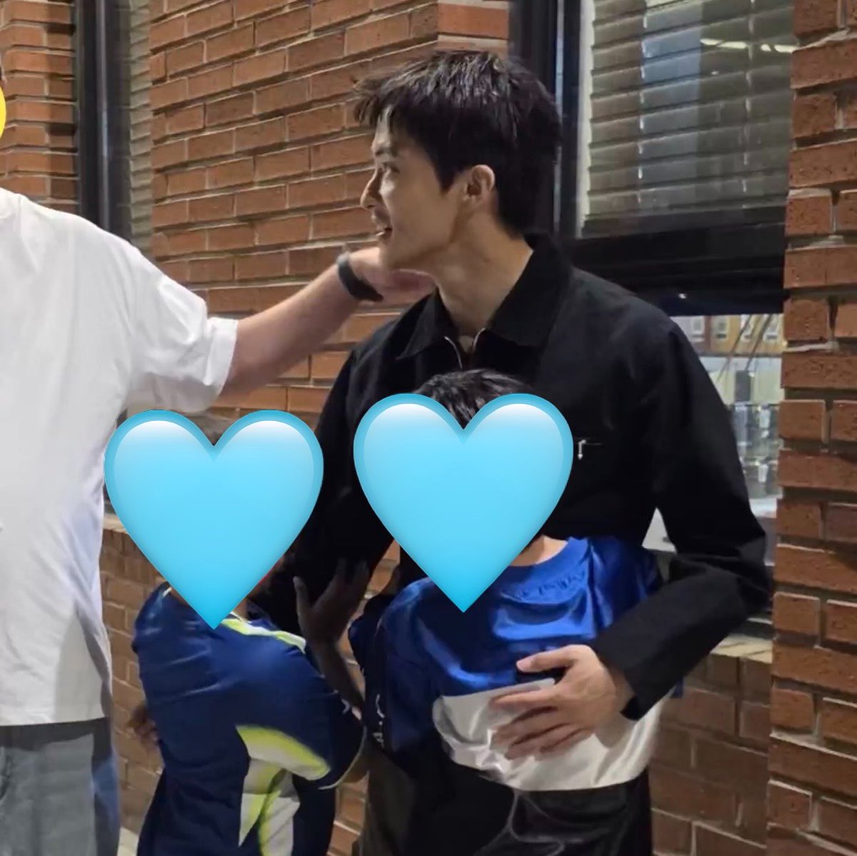 99leemark0802's tweet photo. 아이랑 셀카 찍고 안아주는 마크 🐯🩵 https://t.co/BHFFxInrm2