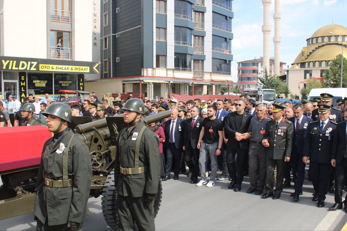 KverSemih's tweet photo. 📍 Elazığ

Şehidimiz Tankçı Uzman Çavuş Coşkun Sevim’i ebediyete uğurladık. 

Şehadeti mübarek olsun. 
Aziz ruhu şâd olsun. https://t.co/msEcYeZdNc