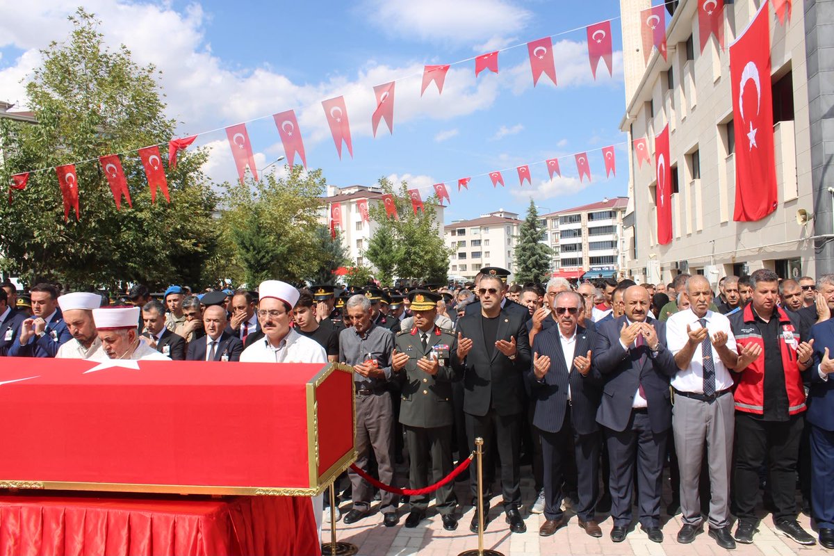 KverSemih's tweet photo. 📍 Elazığ

Şehidimiz Tankçı Uzman Çavuş Coşkun Sevim’i ebediyete uğurladık. 

Şehadeti mübarek olsun. 
Aziz ruhu şâd olsun. https://t.co/msEcYeZdNc