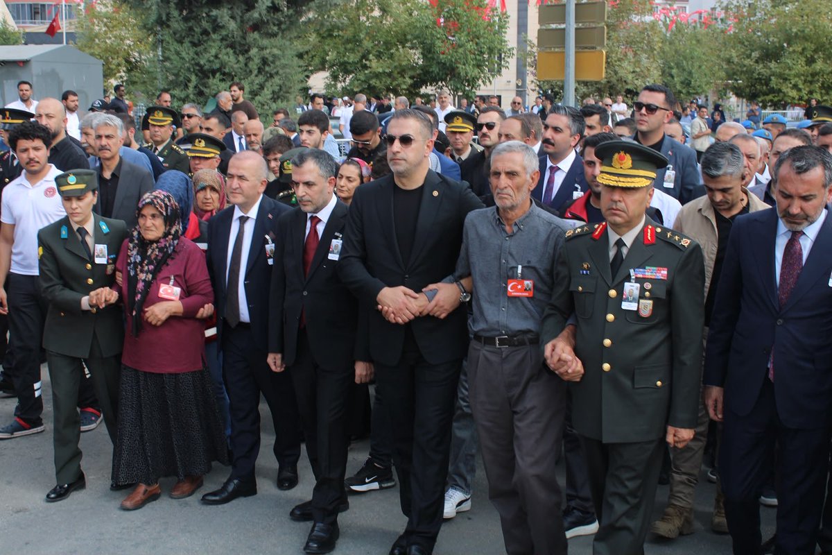 KverSemih's tweet photo. 📍 Elazığ

Şehidimiz Tankçı Uzman Çavuş Coşkun Sevim’i ebediyete uğurladık. 

Şehadeti mübarek olsun. 
Aziz ruhu şâd olsun. https://t.co/msEcYeZdNc