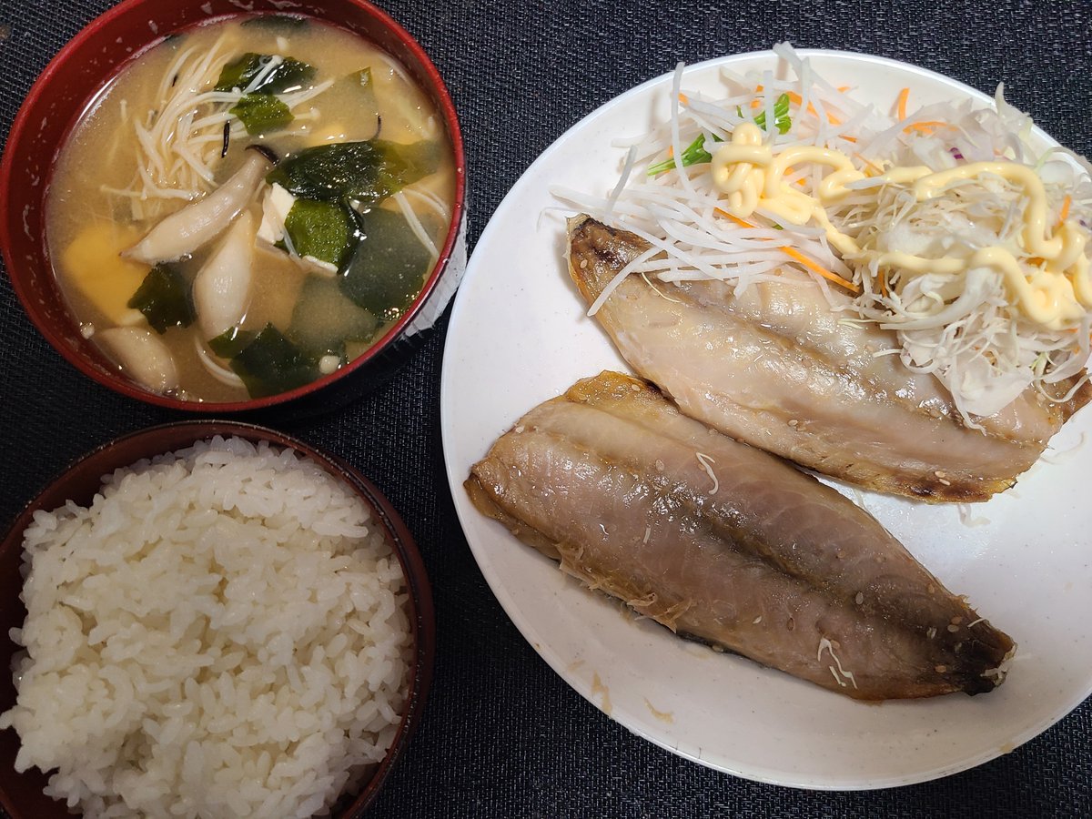 mozyakuma2's tweet photo. 晩御飯はアジの白醤油干しと
えのきとしめじの味噌汁です🐟️🍄
今日もお疲れ様でした🙇‍♂️
#おうちごはん #アジ #白醤油干し
#味噌汁 #えのき #しめじ https://t.co/sZxeujSZxv