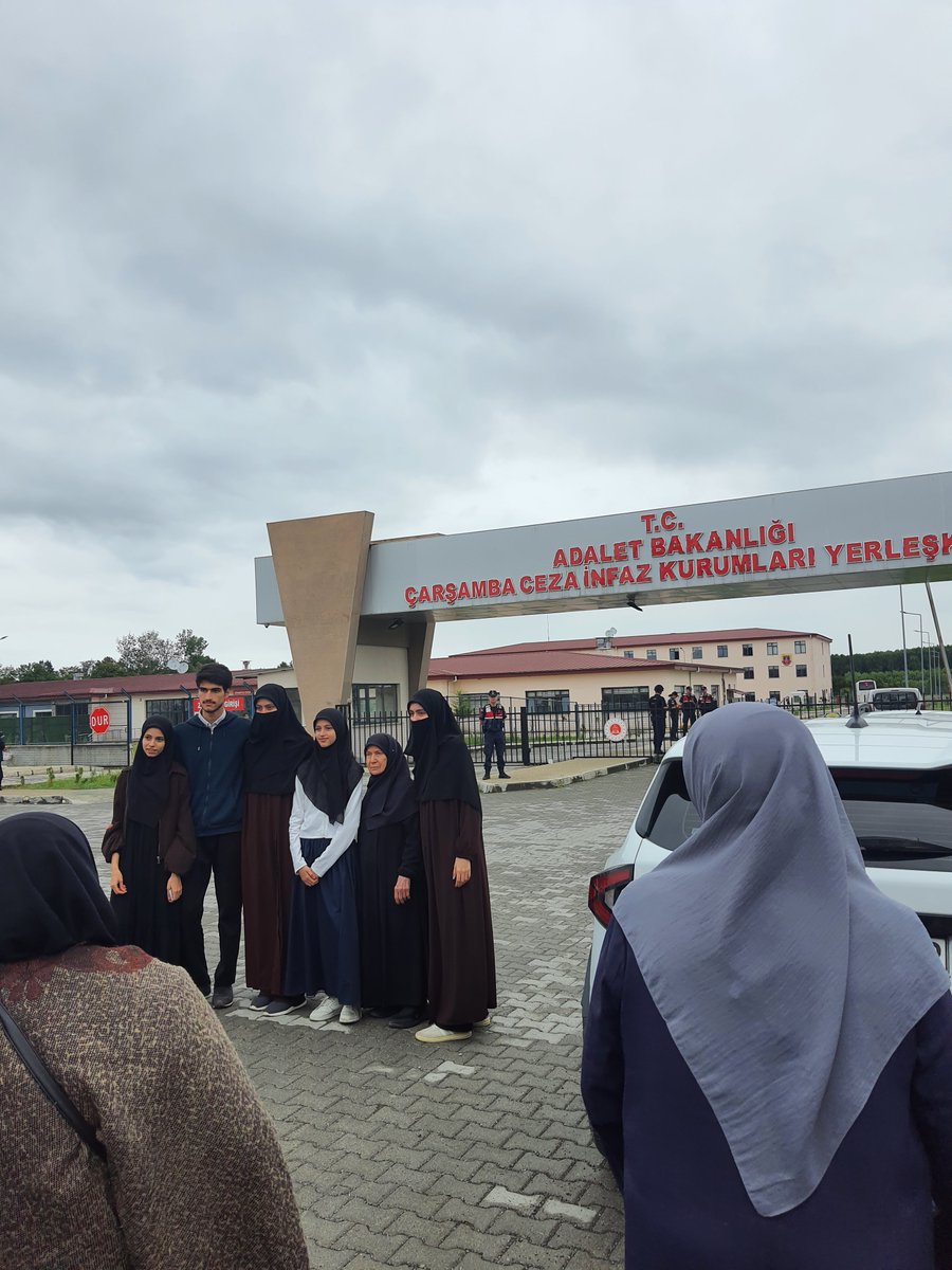 sema_soylemez27's tweet photo. 5 çocuk.. 
Dik duruş görmek isteyenler bu kareye bakabilir..👌 https://t.co/Jc9L9BZiIc
