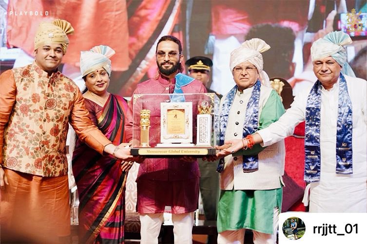 RCBTweets's tweet photo. From lifting trophies to receiving an 𝗛𝗼𝗻𝗼𝗿𝗮𝗿𝘆 𝗗𝗼𝗰𝘁𝗼𝗿𝗮𝘁𝗲 from the Governor of Madhya Pradesh, Captain Patidar’s list of achievements keeps getting bigger! 🏆🎓

Congratulations 𝗗𝗿. 𝗥𝗮𝗷𝗮𝘁 𝗣𝗮𝘁𝗶𝗱𝗮𝗿. 🙇‍♂️👏❤️

#PlayBold #ನಮ್ಮRCB https://t.co/NENTeAO5xw