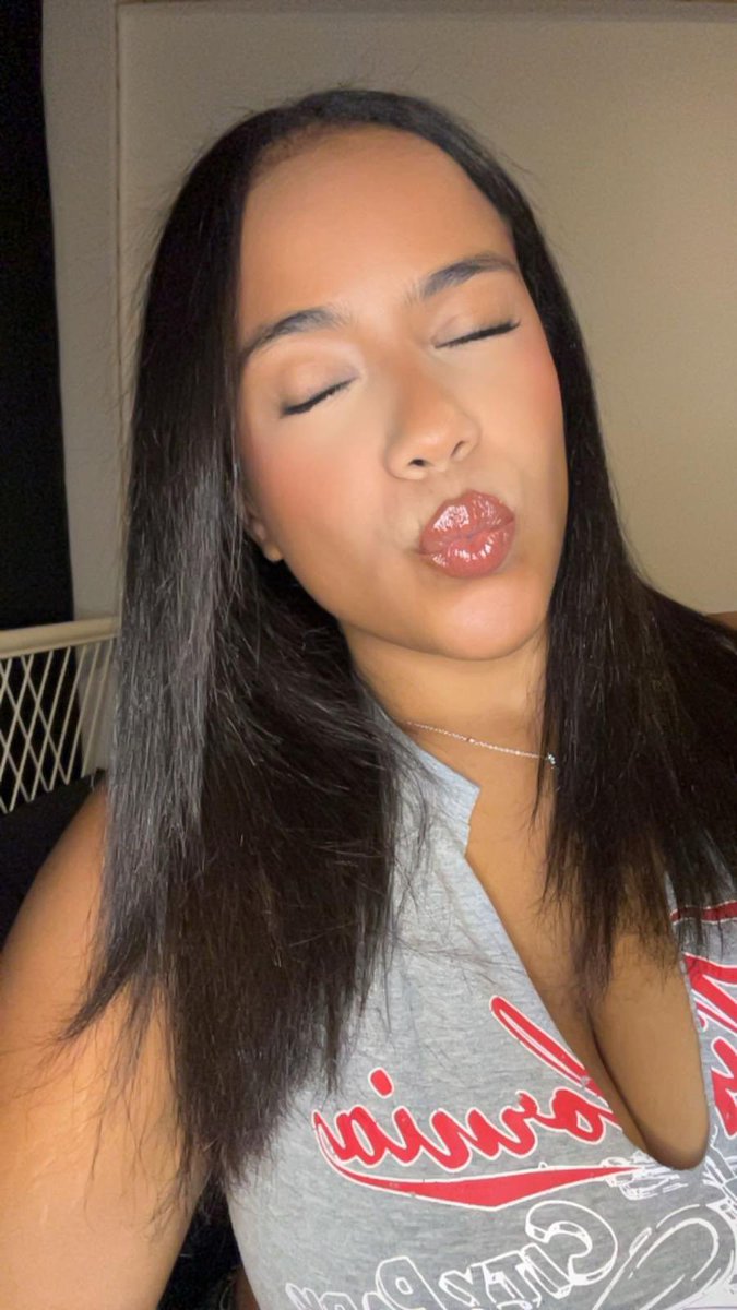 LayyDream's tweet photo. I don’t chase pigs I attract wallets that crave to be emptied by me. 💞💞🌟🌟🍒🍒

#findom #cuck #bnwo https://t.co/3zdSMBZWXE