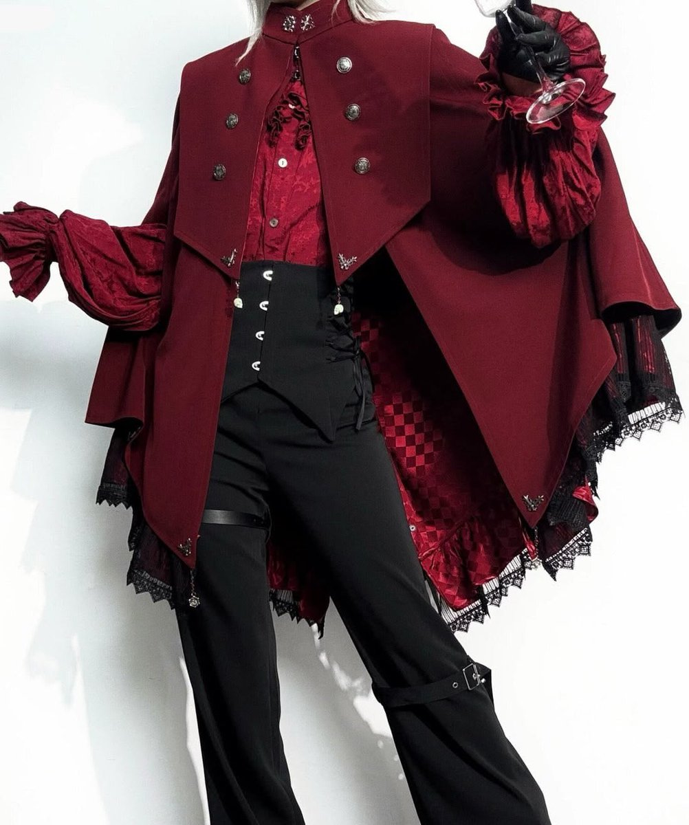 crimsonheirloom's tweet photo. dark aristocrat energy, wrapped in velvet and mystery https://t.co/lKKGrMPxJL