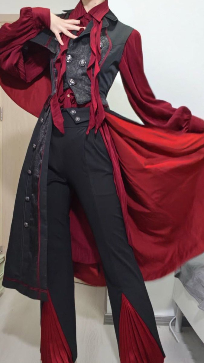 crimsonheirloom's tweet photo. dark aristocrat energy, wrapped in velvet and mystery https://t.co/lKKGrMPxJL