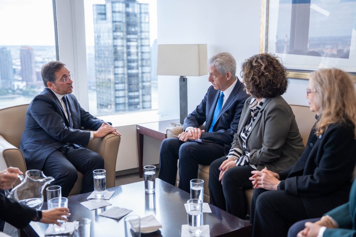 jmalbares's tweet photo. En Nueva York #AGNU81 me he reunido con representantes de comunidades judías @AJCGlobal.

Les he reiterado el compromiso de España con la lucha contra el antisemitismo. Condenamos cualquier forma de violencia y discursos de odio. Trabajamos por la coexistencia pacífica y la paz. https://t.co/64qpoIw7ba