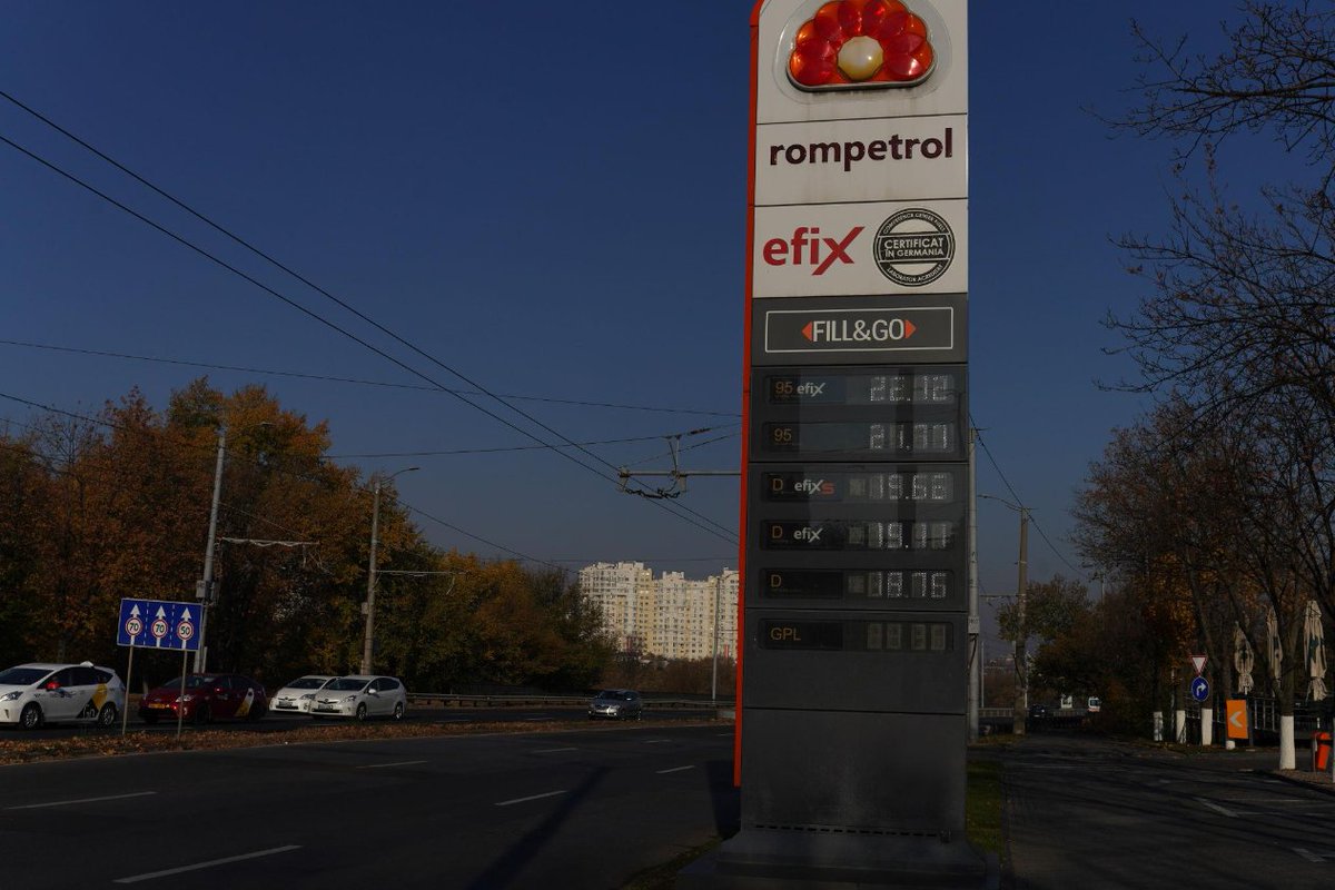 Luciasmithsx's tweet photo. Azi am oprit să fac plinul și, sincer, m-am uitat de două ori la preț. 😅 Benzina 95 a ajuns la 34,19 lei/litru. Când alimentezi des, fiecare creștere se simte. Parcă începi să te gândești de două ori înainte să faci un drum cu mașina.
#Benzină #Moldova #ViațaDeZiCuZi https://t.co/4lAr1CzKSz