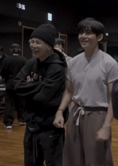 4oclock_forvm's tweet photo. Vmin height difference and their smile 😭 https://t.co/7f8UgLkw7B