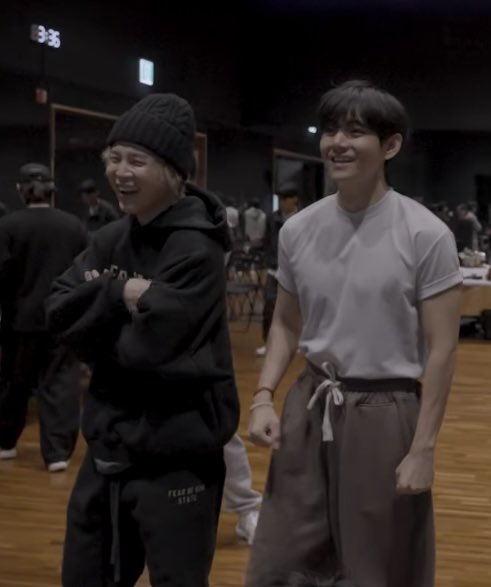 4oclock_forvm's tweet photo. Vmin height difference and their smile 😭 https://t.co/7f8UgLkw7B