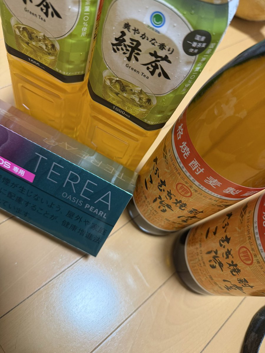 Aitynr's tweet photo. 今日は大人な飲酒デーですよい☺️
氷買ってくんの忘れたーーー
お湯割りにすっかあああ
ほな２０時あおうぜ！ https://t.co/jDsaESQL96