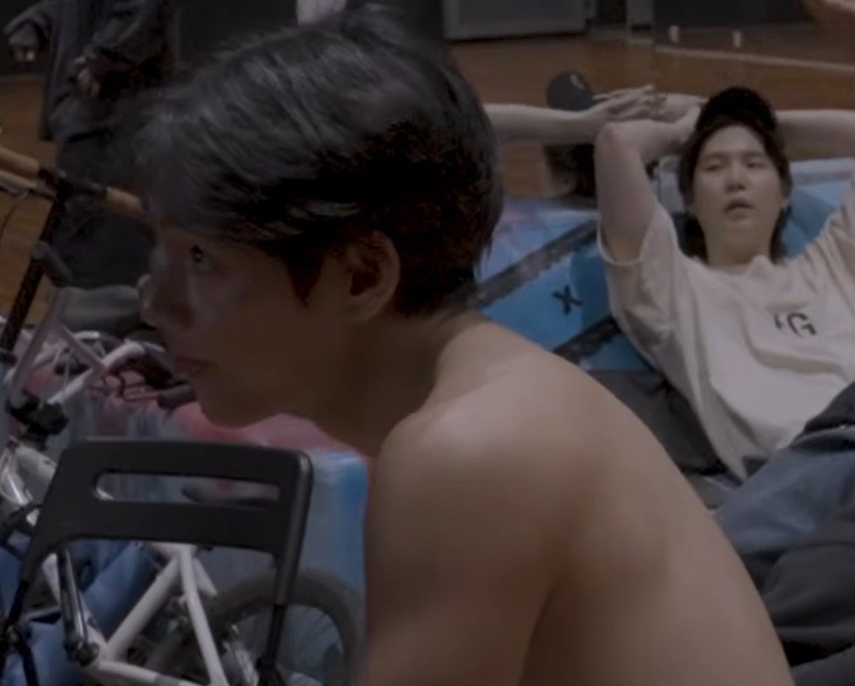 winnttaebear's tweet photo. Where is your clothes babe? https://t.co/kWLz0PmXoo