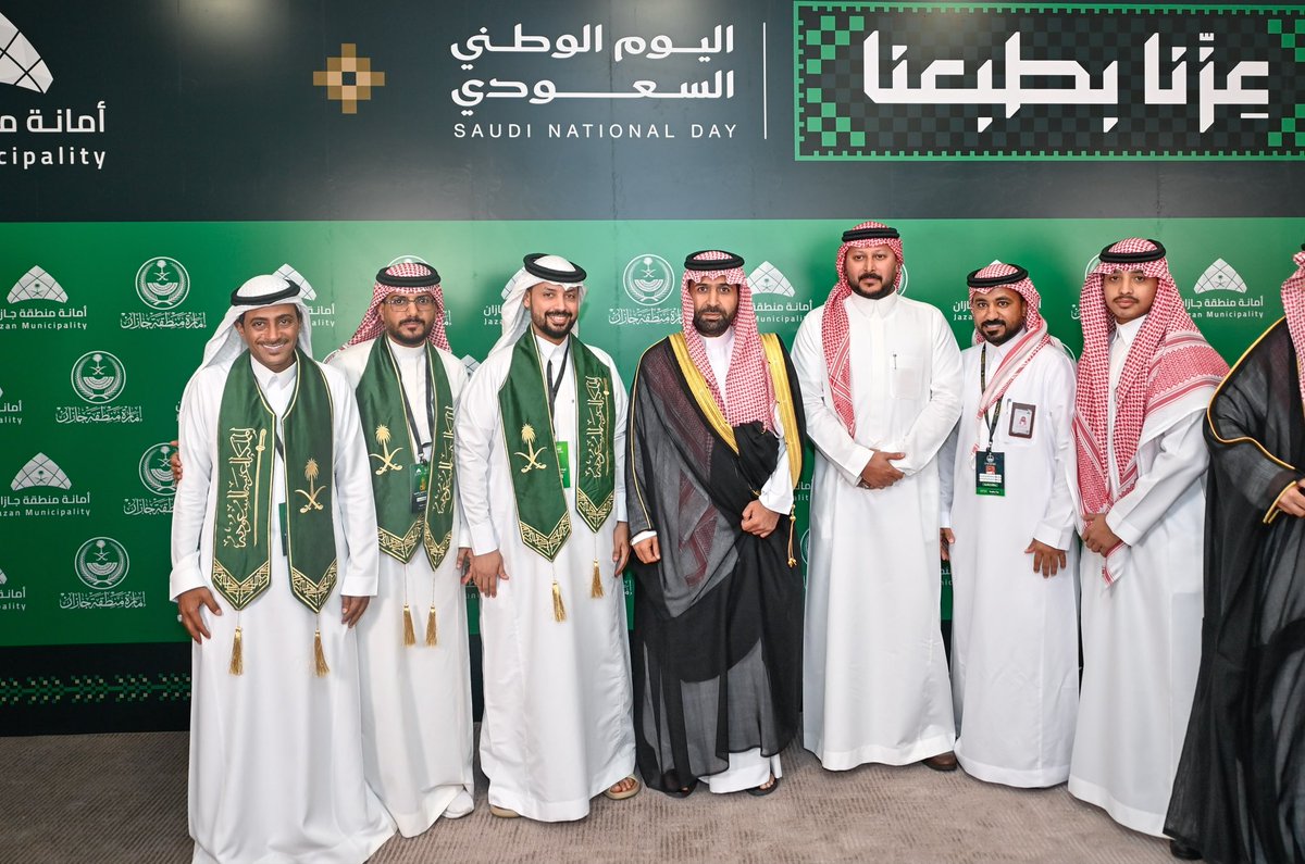 alkhayalvisual's tweet photo. صاحب السمو الملكي أمير منطقة جازان، حضورٌ تزداد به اللحظة قدرًا، وتغدو الصورة معه موضع فخرٍ واعتزاز.

تشرّفنا في شركة الخيال المر��ي بصورةٍ جمعت فريقنا بسموه؛ ذكرى غالية وشرفٌ نعتزّ به في مسيرتنا. 🇸🇦 https://t.co/DTZvmsIfT5