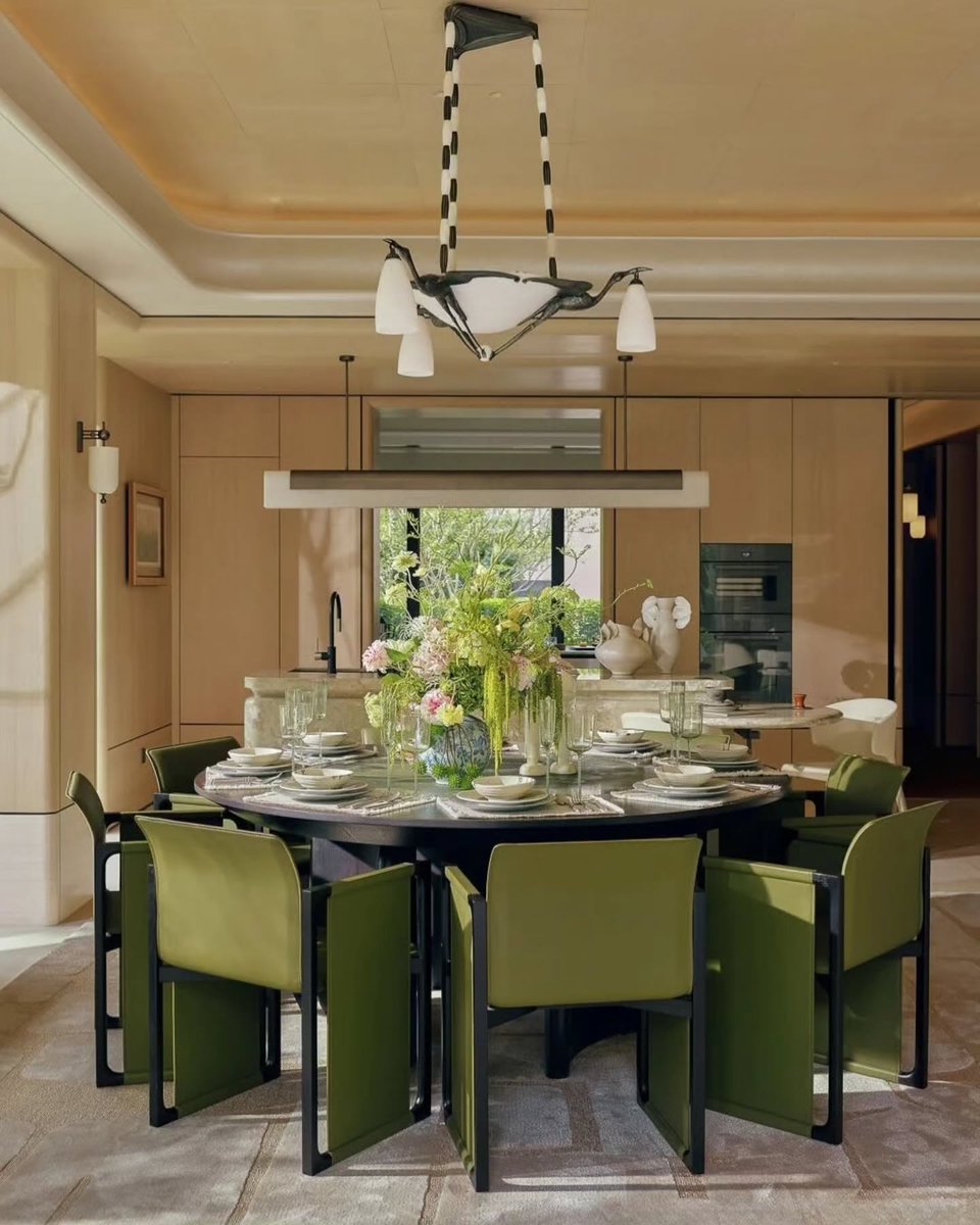 RoxyLuciusva's tweet photo. At the historic intersection of Shanghai’s Hengfu and Longhua, THE CATANIA redefines low-density living, blending Haipai elegance with Eastern refinement. A 270-meter green corridor frames this private sanctuary, where architecture and art meet in https://t.co/nISvkVB6tF