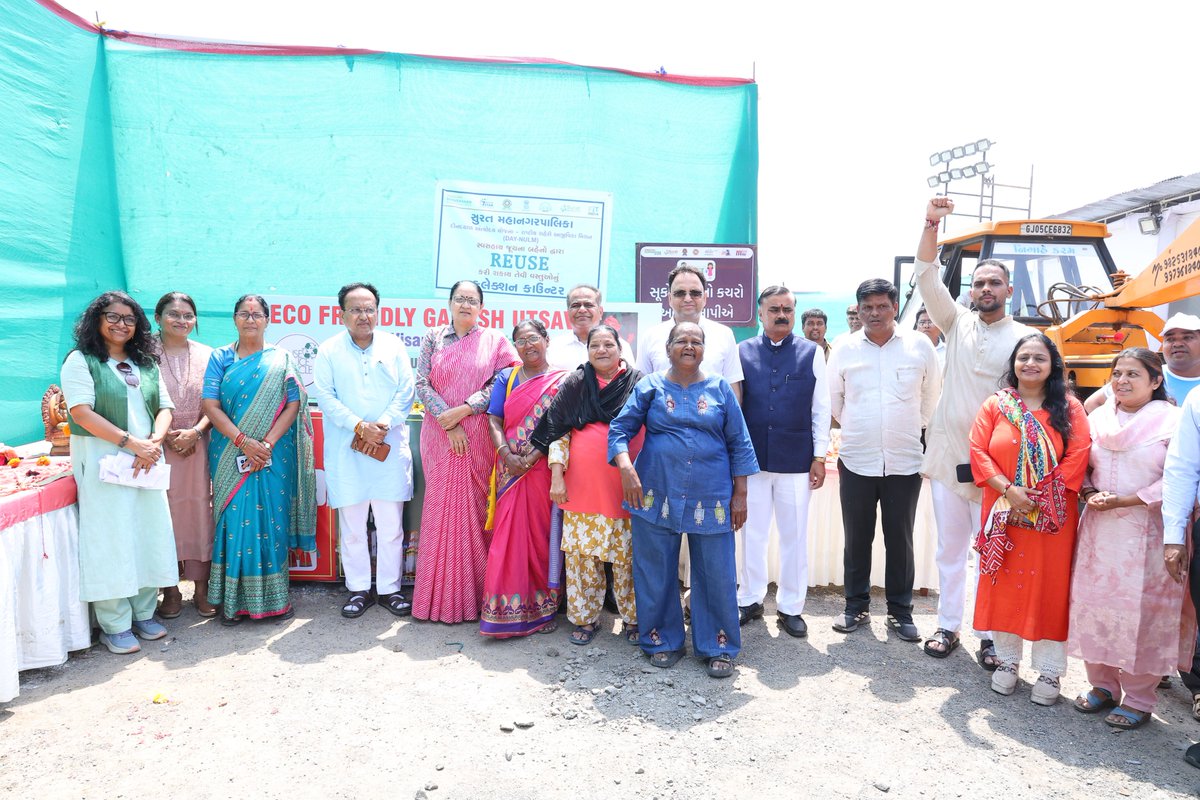 maya_mavani's tweet photo. 🙏 શ્રી ગણેશાય નમઃ 🙏

🌊 “બાપ્પાની વિદાયની આ ક્ષણ આંખોને ભીની કરી જાય છે… પરંતુ તેમના આશીર્વાદ હંમેશા હૃદયમાં વસે છે.” 🙏

શ્રી ગણેશજીના પાવન વિસર્જન નિમિત્તે પાલ ખાતે સુરત મહાનગરપાલિકા દ્વારા બનાવવામાં આવેલા કૃત્રિમ તળાવ ખાતે જઈ ગણેશજીને ભાવભીની વિદાય આપી.

સાંસદ શ્રી મુકેશભાઈ દલાલ સાહેબ સુરત શહેર સંગઠન પ્રમુખ શ્રી પરેશભાઈ પટેલ સાહેબ સહિત પદાધિકારીશ્રીઓ તથા સંગઠનના આગેવાનશ્રીઓ સાથે બાપ્પાના અંતિમ દર્શન કરી ભાવભીની વિદાય આપી.

🙏 ગણપતિ બાપ્પા મોરિયા… આવતા વર્ષે વહેલા આવજો! 🙏

#GanpatiVisarjan #GanpatiBappaMorya #Surat #GaneshChaturthi #SuratMayor