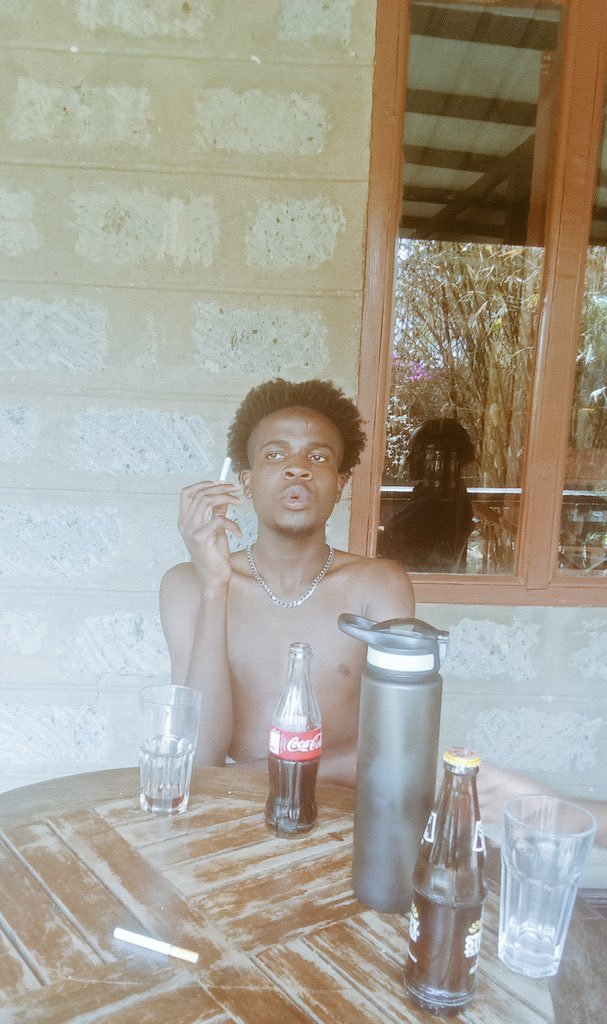 tweezybanks's tweet photo. Saa hii unaeza pata hata huyu 21year old millionaire aliuliwa juu ya ile $30.. somebody please check on him😭 https://t.co/4zijZjRb0Y