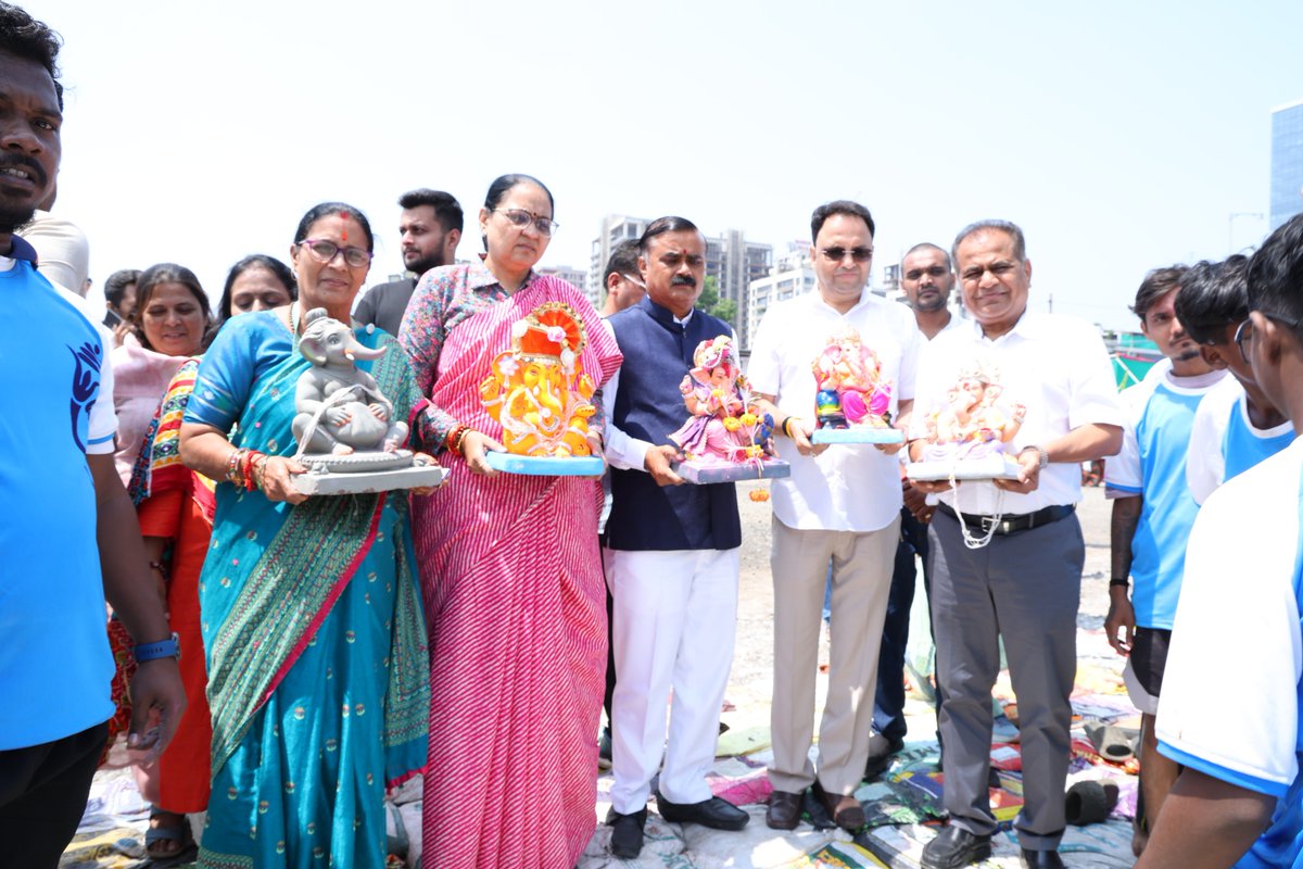 maya_mavani's tweet photo. 🙏 શ્રી ગણેશાય નમઃ 🙏

🌊 “બાપ્પાની વિદાયની આ ક્ષણ આંખોને ભીની કરી જાય છે… પરંતુ તેમના આશીર્વાદ હંમેશા હૃદયમાં વસે છે.” 🙏

શ્રી ગણેશજીના પાવન વિસર્જન નિમિત્તે પાલ ખાતે સુરત મહાનગરપાલિકા દ્વારા બનાવવામાં આવેલા કૃત્રિમ તળાવ ખાતે જઈ ગણેશજીને ભાવભીની વિદાય આપી.

સાંસદ શ્રી મુકેશભાઈ દલાલ સાહેબ સુરત શહેર સંગઠન પ્રમુખ શ્રી પરેશભાઈ પટેલ સાહેબ સહિત પદાધિકારીશ્રીઓ તથા સંગઠનના આગેવાનશ્રીઓ સાથે બાપ્પાના અંતિમ દર્શન કરી ભાવભીની વિદાય આપી.

🙏 ગણપતિ બાપ્પા મોરિયા… આવતા વર્ષે વહેલા આવજો! 🙏

#GanpatiVisarjan #GanpatiBappaMorya #Surat #GaneshChaturthi #SuratMayor