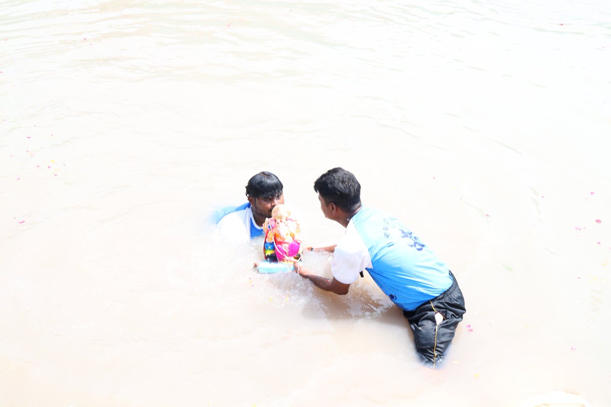 maya_mavani's tweet photo. 🙏 શ્રી ગણેશાય નમઃ 🙏

🌊 “બાપ્પાની વિદાયની આ ક્ષણ આંખોને ભીની કરી જાય છે… પરંતુ તેમના આશીર્વાદ હંમેશા હૃદયમાં વસે છે.” 🙏

શ્રી ગણેશજીના પાવન વિસર્જન નિમિત્તે પાલ ખાતે સુરત મહાનગરપાલિકા દ્વારા બનાવવામાં આવેલા કૃત્રિમ તળાવ ખાતે જઈ ગણેશજીને ભાવભીની વિદાય આપી.

સાંસદ શ્રી મુકેશભાઈ દલાલ સાહેબ સુરત શહેર સંગઠન પ્રમુખ શ્રી પરેશભાઈ પટેલ સાહેબ સહિત પદાધિકારીશ્રીઓ તથા સંગઠનના આગેવાનશ્રીઓ સાથે બાપ્પાના અંતિમ દર્શન કરી ભાવભીની વિદાય આપી.

🙏 ગણપતિ બાપ્પા મોરિયા… આવતા વર્ષે વહેલા આવજો! 🙏

#GanpatiVisarjan #GanpatiBappaMorya #Surat #GaneshChaturthi #SuratMayor