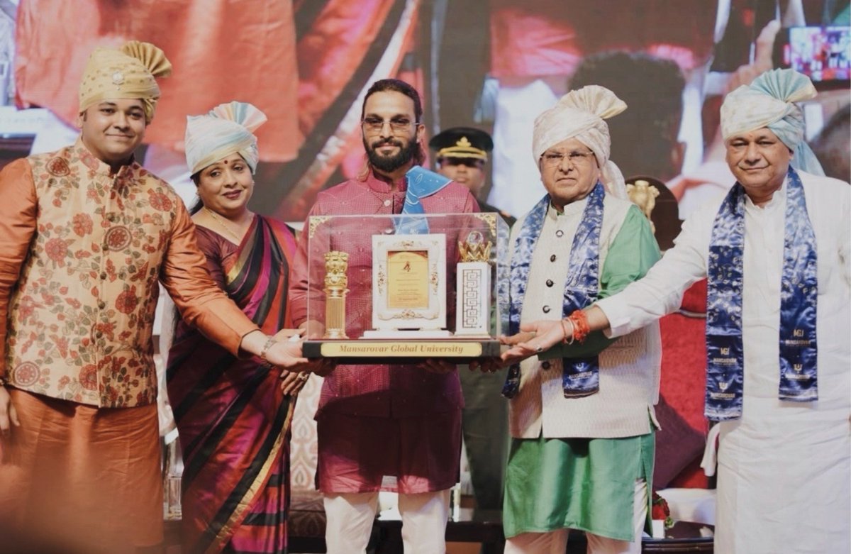 ImTanujSingh's tweet photo. GOVERNOR OF MADHYA PRADESH FELICITATES RAJAT PATIDAR.⭐❤️ https://t.co/QOzcp1xCuh