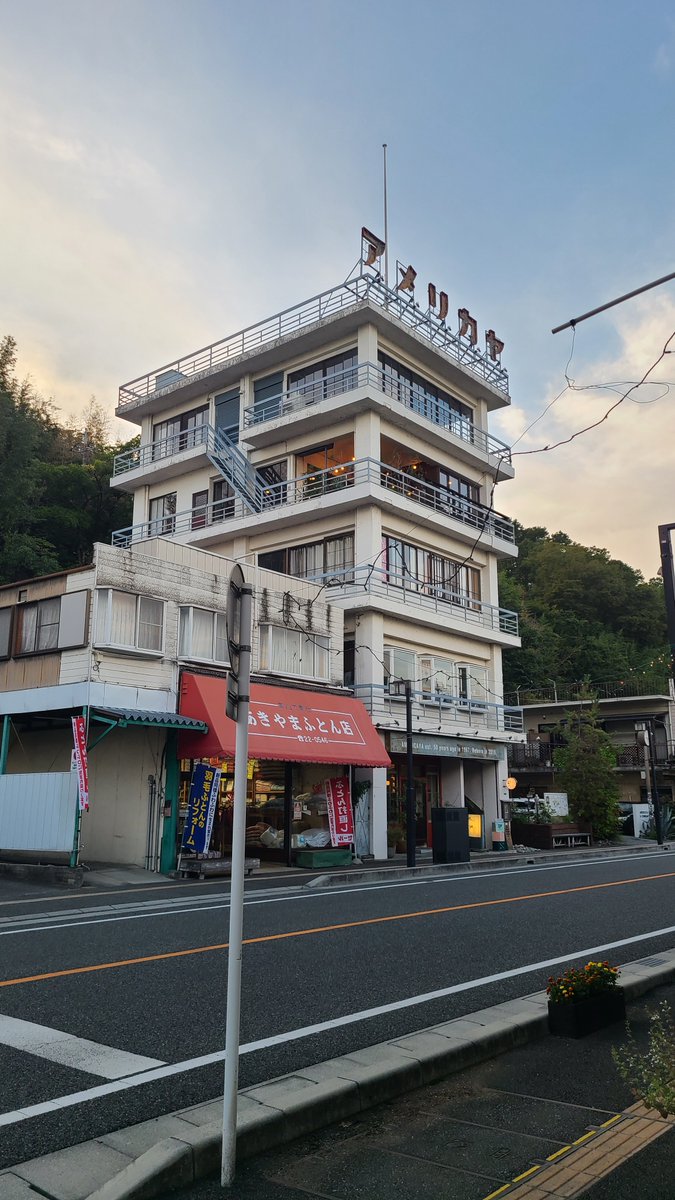 Bell_of_Metro's tweet photo. 韮崎って若年層の個人店を集めてて、洒落てるね https://t.co/CGzRVMxO2X