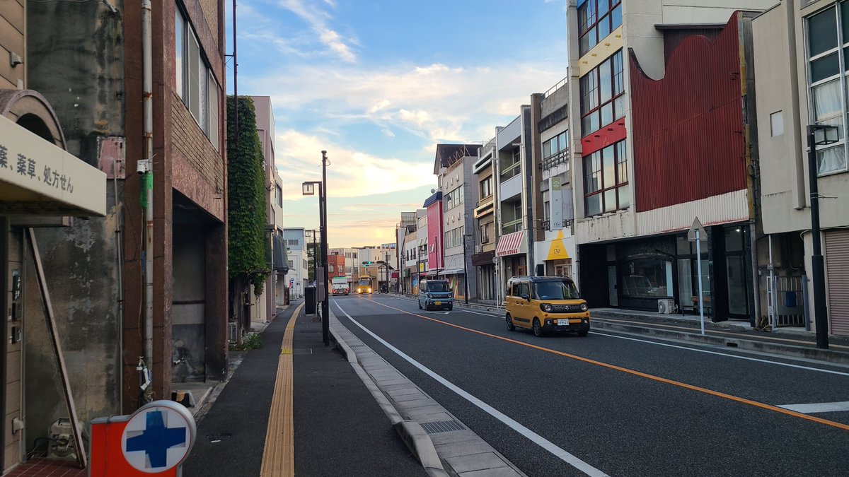 Bell_of_Metro's tweet photo. 韮崎って若年層の個人店を集めてて、洒落てるね https://t.co/CGzRVMxO2X