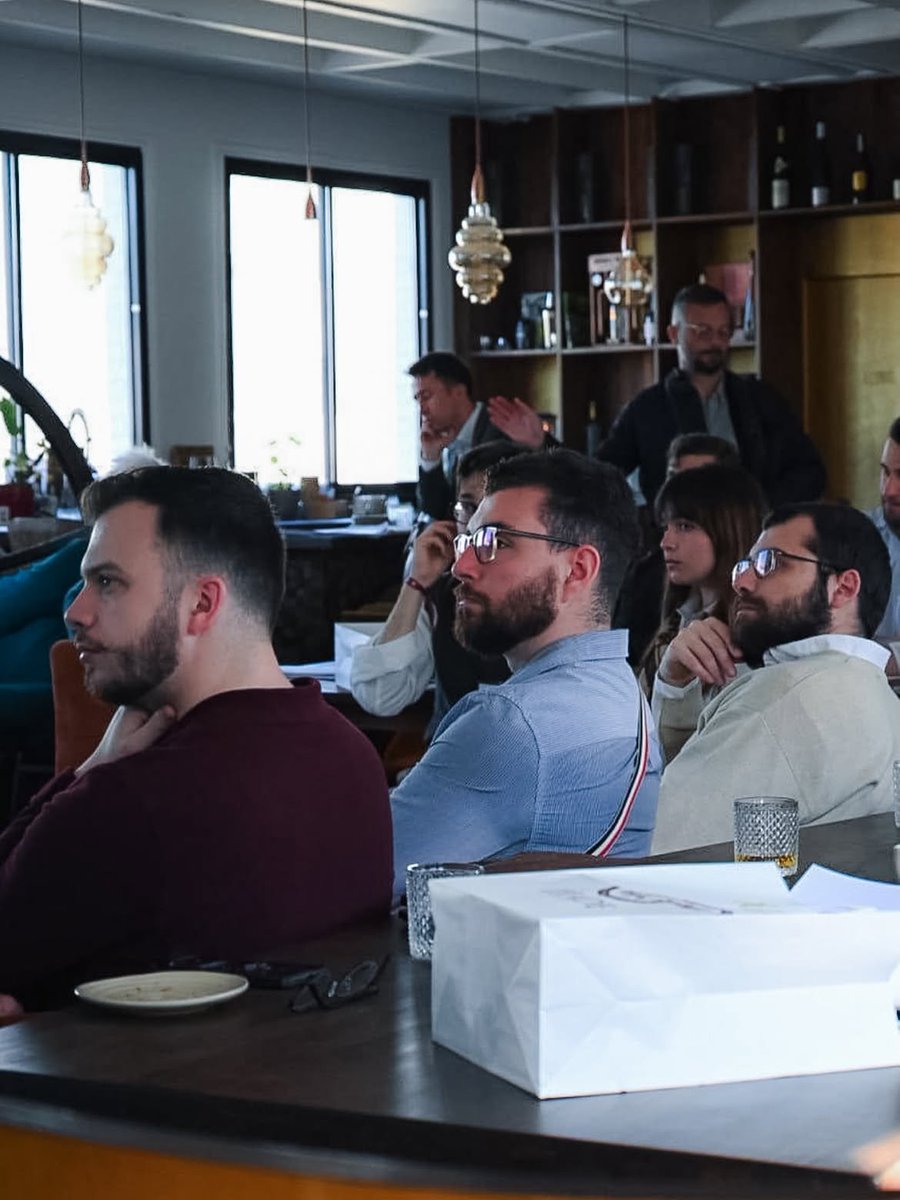 nsvnationaal's tweet photo. Naar jaarlijkse gewoonte waren er afgelopen april enkele leden van de NSV! en De Drie Stromen (@dedriestromen) aanwezig in Parijs, waar jaarlijks het colloquium van het Institut Iliade (@InstitutILIADE) plaatsvindt.

Het Institut Iliade is een rechts-nationalistische denktank die ernaar streeft om het lange geheugen van de Europese bevolking te vrijwaren en te behouden via intellectuele en politieke vorming. Zo proberen ze hun steentje bij te dragen aan het collectieve bewustzijn van Europeanen.

Op het evenement was er tijd genoeg om boeken te kopen, één van de vele lezingen te volgen, iets te drinken en natuurlijk voor goede gesprekken met nieuwe vrienden en oude kameraden.

Tot volgend jaar!