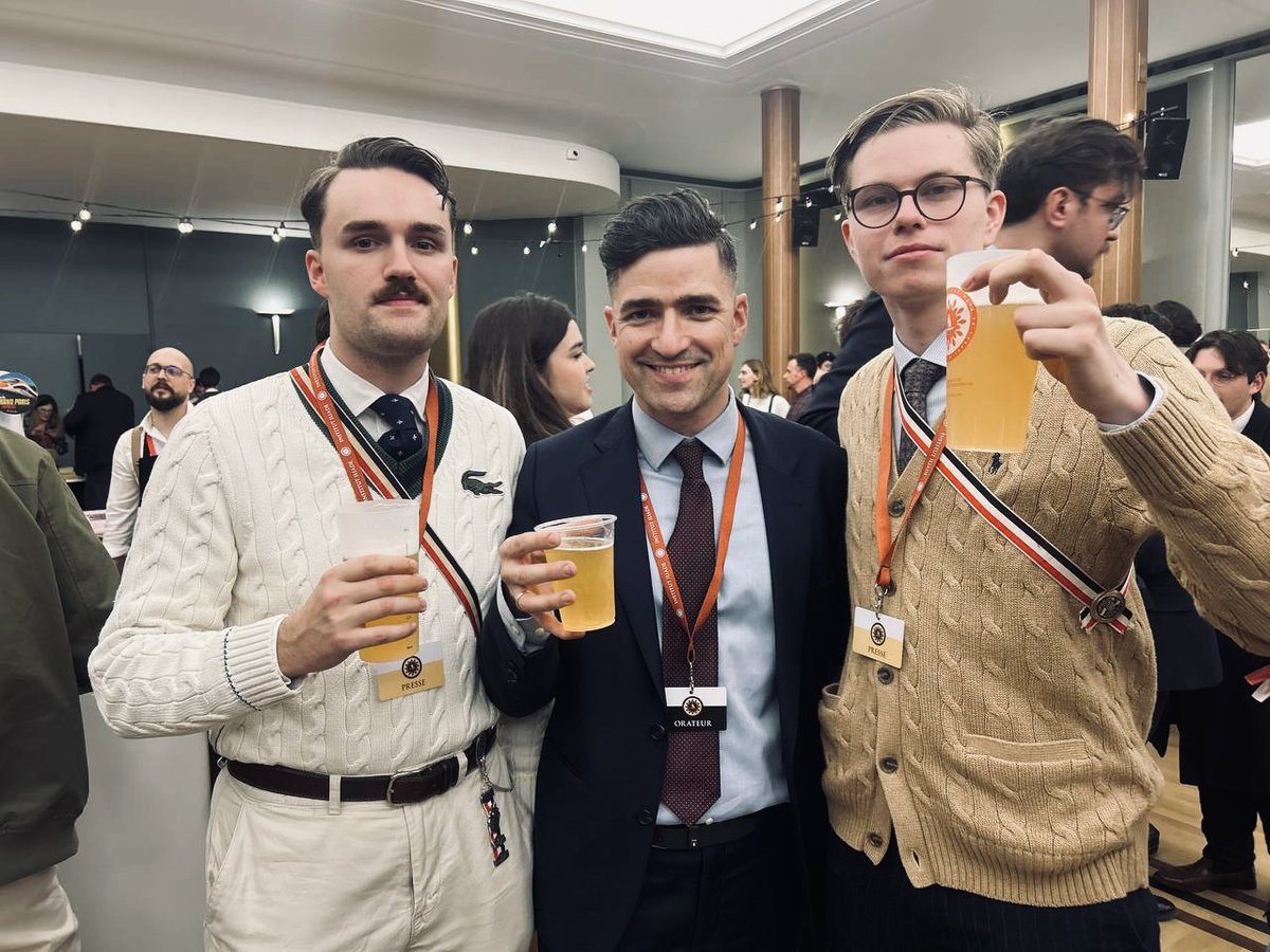 nsvnationaal's tweet photo. Naar jaarlijkse gewoonte waren er afgelopen april enkele leden van de NSV! en De Drie Stromen (@dedriestromen) aanwezig in Parijs, waar jaarlijks het colloquium van het Institut Iliade (@InstitutILIADE) plaatsvindt.

Het Institut Iliade is een rechts-nationalistische denktank die ernaar streeft om het lange geheugen van de Europese bevolking te vrijwaren en te behouden via intellectuele en politieke vorming. Zo proberen ze hun steentje bij te dragen aan het collectieve bewustzijn van Europeanen.

Op het evenement was er tijd genoeg om boeken te kopen, één van de vele lezingen te volgen, iets te drinken en natuurlijk voor goede gesprekken met nieuwe vrienden en oude kameraden.

Tot volgend jaar!