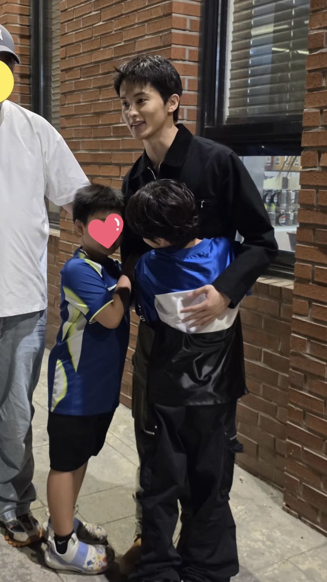 Independentboy_'s tweet photo. 마크님 대체 아기들에게 뭘했길래 아기들이 좋아쥬금 떨어질줄모름 https://t.co/IuvNehm58T