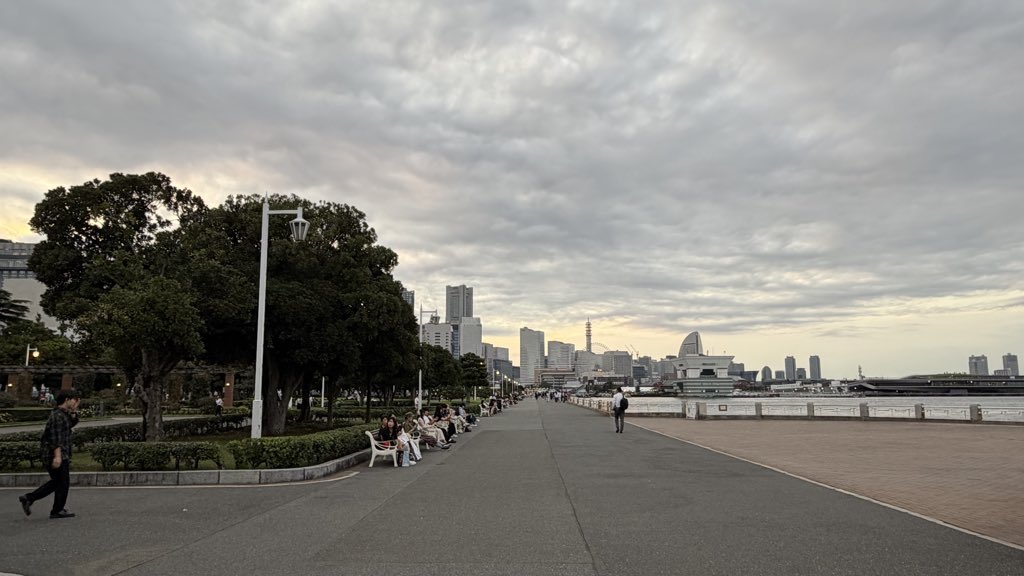 mi_uw1's tweet photo. 何となくで立ち寄った山下公園があまりに居心地良すぎて、氷川丸で1時間半も明治時代の航海に想いを馳せてしまって、日の入ギリギリまで居座ってしまった。こんなに満ち足りた一人旅は初めてかも…！
本当に幸せな2日間でした。ありがとう横浜。また12/20に！大阪へ帰還します。 https://t.co/poAjRyRTGf