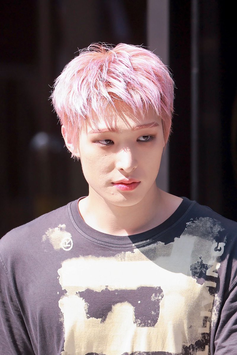 kyhxkwp's tweet photo. guys, how did you all survive pink hair mingi ‘cause i https://t.co/LUii9ql2OW