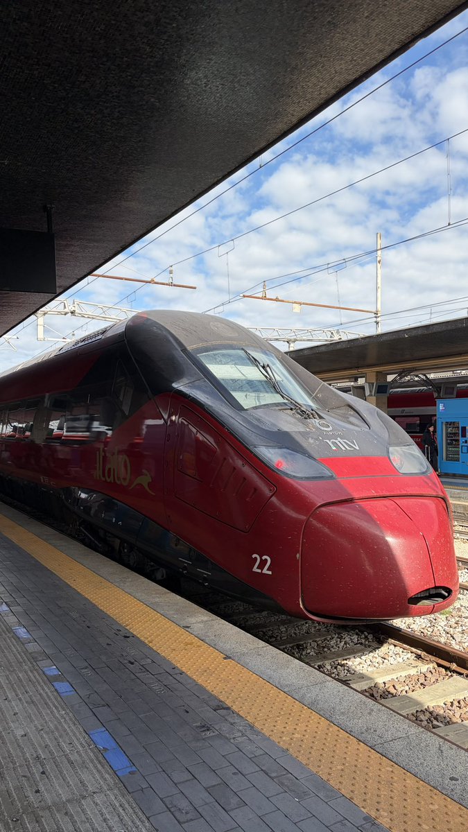 KickdownNak's tweet photo. これからItaloに乗ってミラノに移動します。発車10分前にプラットホーム変更するもんだから乗客はパニックよ。 https://t.co/IwYXap1eTS