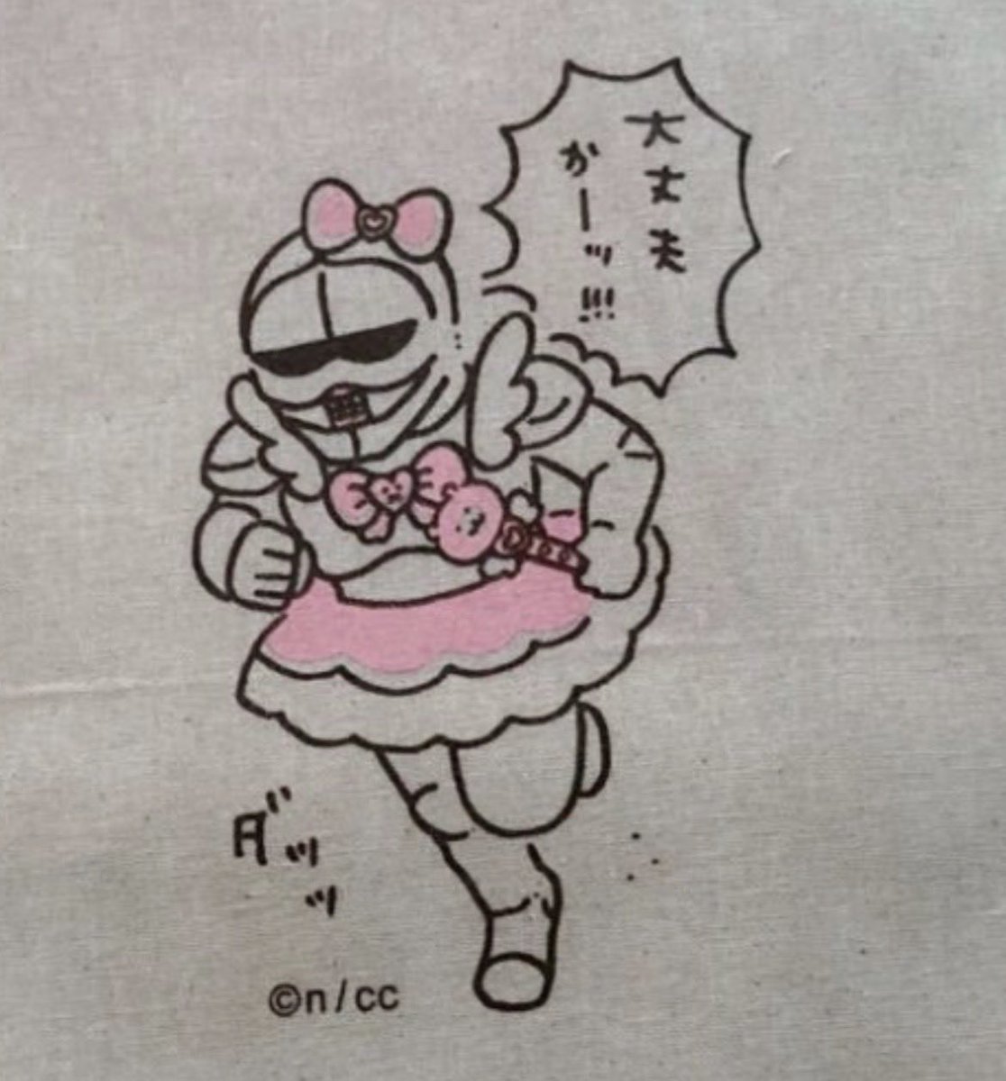 Goo_arg6's tweet photo. @AzukiSanders ちぃちゃんは初めて自分が親になったから愛着もたっぷりだったんだろうね😢
鎧さんたちすごい可愛い服着てるのウケるよねー？！？可愛いスティックも持ってます♡www https://t.co/VKgMuLqFi3