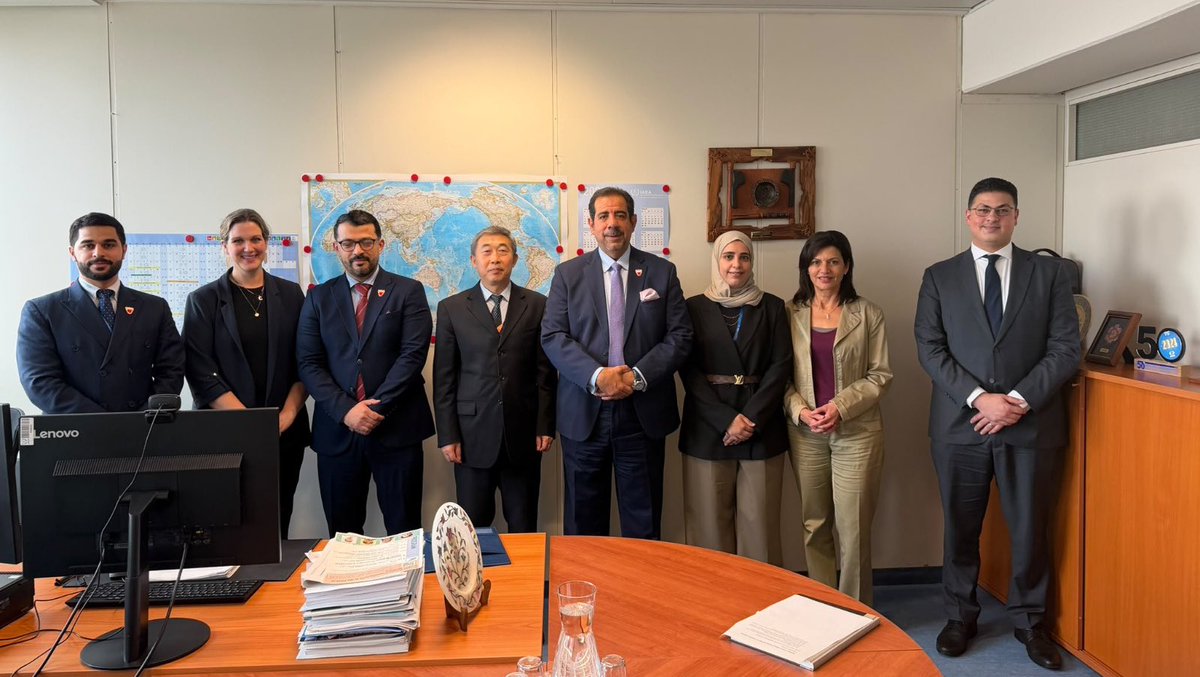 BahrainMsnCH's tweet photo. سعادة السفير عبدالله عبداللطيف عبدالله، المندوب الدائم لمملكة البحرين في جنيف وممثلها لدى الوكالة الدولية للطاقة الذرية، يلتقي السيد جي دينج، مدير قسم آسيا والمحيط الهادئ، بحضور وفد المملكة، على هامش مؤتمر الوكالة، لبحث المشاريع التقنية وخطط المشاركة فيها خلال الدورة المقبلة. https://t.co/ehGYoEpi6c
