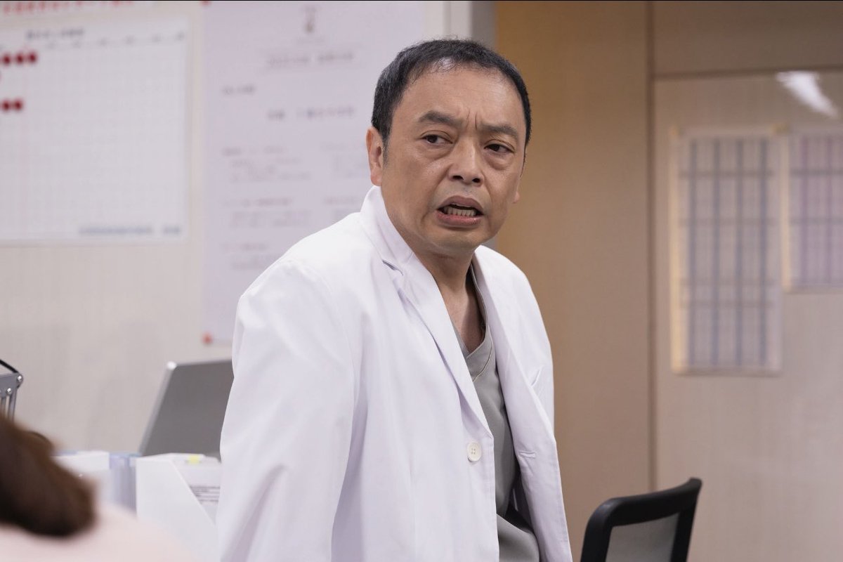 dr_yuya_ka's tweet photo. Q.シャドードクターって本当にいるの？

A.はい、これは本当にいます。
ただダウンタイムのように上手い人がシャドードクターになることはなく
自分より下手な人がシャドードクターとして担当することが多いです

韓国ではそれが大きな社会問題になりました
そのため必ずオペ室に防犯カメラを取り付けて
それを患者さんに見てもらうという法律ができました

日本では大手の先生が売り上げを伸ばすため
無理な予約を受け入れて
さばけないものを下の先生がシャドードクターとしてやってました
なので悲惨な結果になることもありましたが
それも表には出ずに揉み消されてます

さらに美容外科が闇なのは
犯罪を犯して逮捕されても美容外科を続けられることです
名前を隠して美容外科を続けてる影の人もいますし
名前を変えたり、示談で無かったことにする人もいます

ダウンタイムではシャドードクターを裏の名医のようにカッコいい感じで描かれてましたが
実際のシャドードクターは
見習いのような医師だったり
過去にやらかした医師だったりと下手な人が多いです
