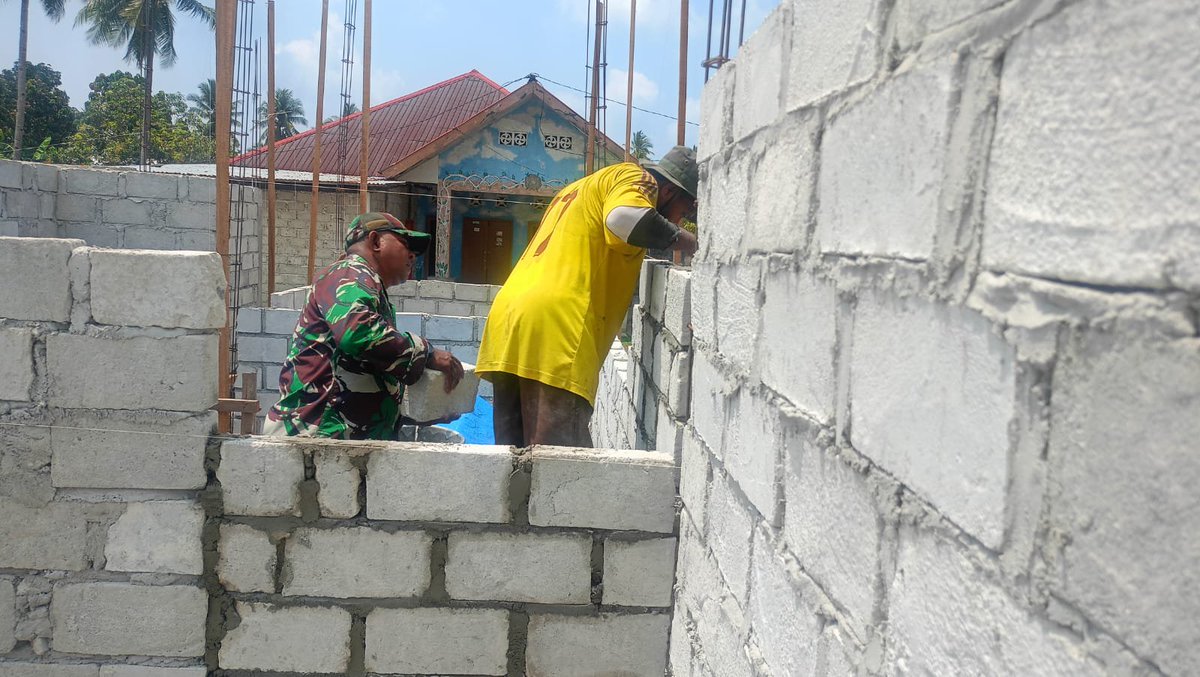 M1513sbb's tweet photo. Babinsa Tuniwara Bantu Warga Susun Batako untuk Pembangunan Rumah. 

Baca selengkapnya👇
https://t.co/1vHUEanUj5 https://t.co/90ihLiYumv