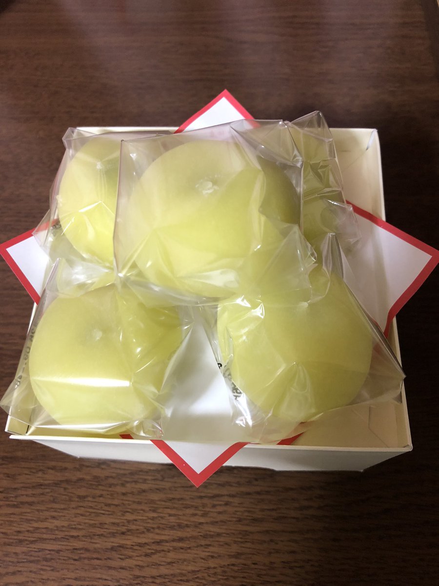 syouko223's tweet photo. ＃中秋の名月…イケて無いiPhoneで撮った雲ひとつない空と月🌕

＆＃お月見饅頭

胸焼け中💦 https://t.co/SlhGBBaBoO
