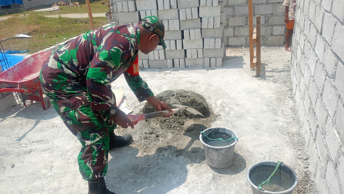M1513sbb's tweet photo. Babinsa Tuniwara Bantu Warga Susun Batako untuk Pembangunan Rumah. 

Baca selengkapnya👇
https://t.co/1vHUEanUj5 https://t.co/90ihLiYumv